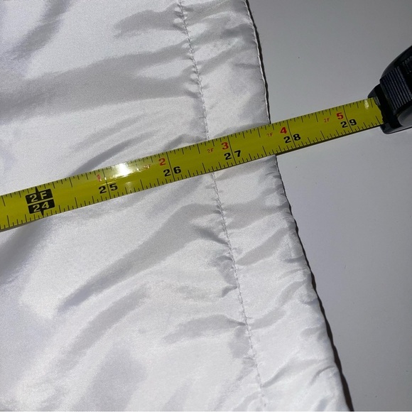 Columbia Woman’s White Full Zip Lightweight Packable Jacket - Picture 16 of 17